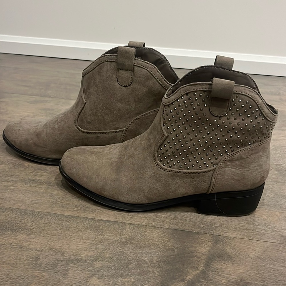 brown- grey women’s boots.